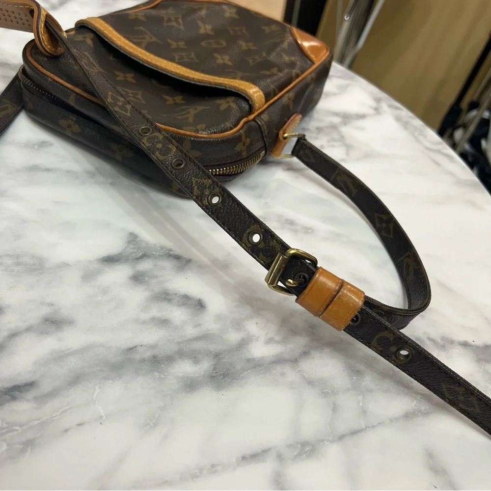 Vintage Louis Vuitton | Danube PM Monogram Crossbody Bag - Picture 10 of 14